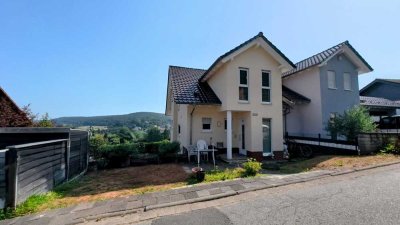 MODERNES DOPPELHAUS MIT TRAUMHAFTEN WEITBLICK FÜR WOHNGENIEßER