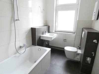 *** Moderne und großzügige 2-Zi-Altbauwohnung mit Loggia im beliebten Luisenhof ***