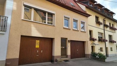 Gepflegtes Reihenmittelhaus mit großem Garten und zwei Garagen – viel Raum für Ihre Ideen