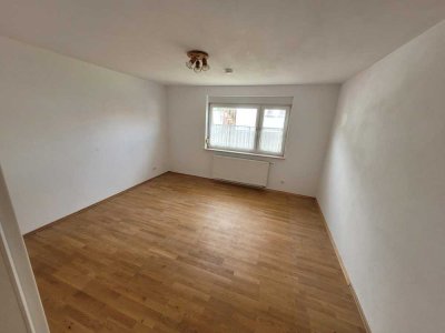 Vollständig renovierte 4-Zimmer-EG-Wohnung mit Terrasse und Garten