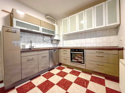 Kapitalanlage in 6-Familienhaus: Sofort verfügbare 3-Zimmer-Wohnung mit Einbauküche und modernem Bad