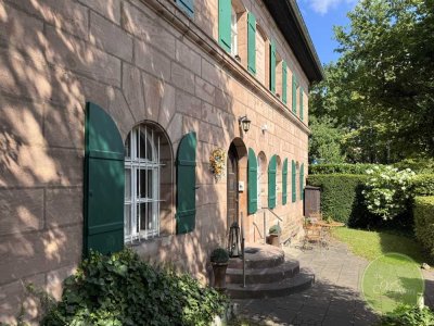 ** EINZIGartig ** Historisches Staatsgebäude ** mit Wohnung, Gewerbeanteil & parkartigem Garten **