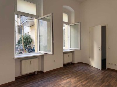 Wohnen zwischen Naturidyll und urbanem Flair: Bezugsfreie 2-Zimmer-Erdgeschosswohnung im Altbau!