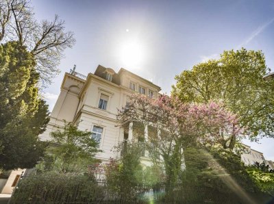 NEU *Paul & Partner* TRAUMWOHNUNG IN PRACHTVOLLER ALTBAUVILLA MIT GARTEN IM AUKAMM !