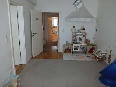 Zwei Zimmer, KDB, Balkon, 1.OG, 56qm, Parkettboden,EBK möglich, in gesichter Lage