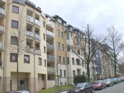 Erstbezug nach Renovierung, teilmöblierte Wohnung mit neuem Bad, neuer Einbauküche-mit Loggia