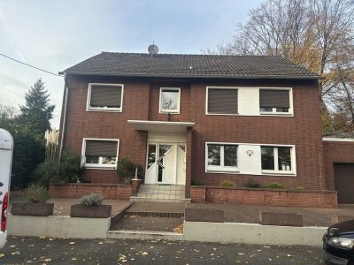 Feistehendes 2-Familienhaus mit zwei Garagen zu vermieten