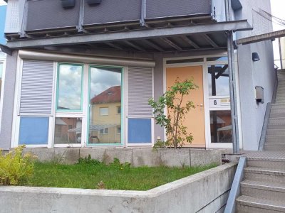 Helle 2,5-Zimmer-Wohnung mit Balkon, Einbauküche und Stellplatz