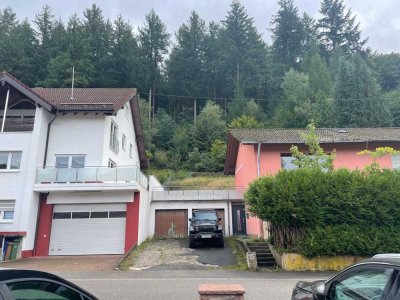 Sanierungsbedürftiges Zweifamilienhaus mit großem Potenzial und zwei Garagen – Heiligkreuzsteinach