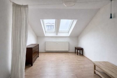Charmante Altbau-Dachgeschosswohnung mit Wintergarten in Neukölln