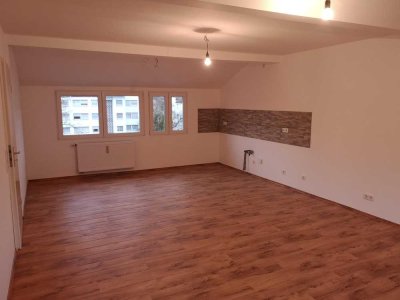 Moderne Wohnung, Bad und Gäste-WC, Grünanlage hinter dem Haus