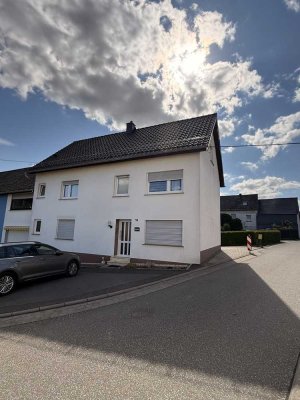 Zweifamilienhaus mit Scheune und Garten zu verkaufen.