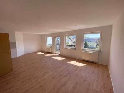 Exklusive 3-R-Dachgeschosswohnung zentrumsnah mit Aufzug und Balkon!!