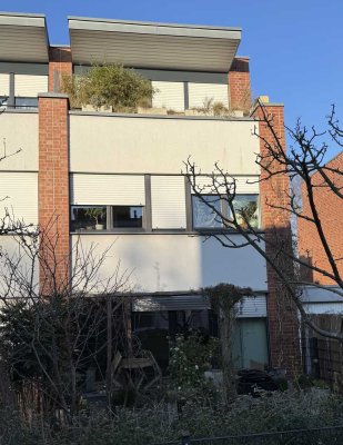 Helle, energieeffiziente Doppelhaushälfte mit Dachterrasse in Düsseldorf