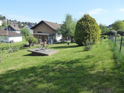 Bevorzugte Wohnlage, Wohlfühlhaus mit Garage und zwei Carports auf großem Grundstück