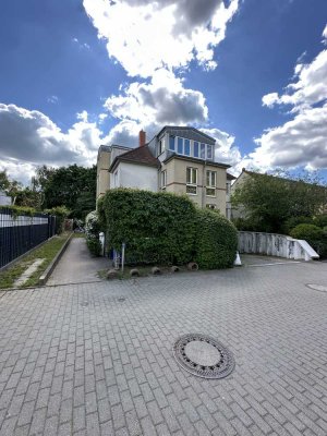 Attraktive 2-Zimmer-Wohnung mit sonnigem Balkon & Tiefgaragenstellplatz in ruhiger Lage