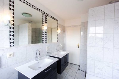 2-Zi-DG-Wohnung mit EBK + Wannenbad + Dusche + Gäste WC + Gartenbenutz.