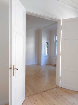 Repäsentative Altbauwohnung top modernisiert mit Balkon