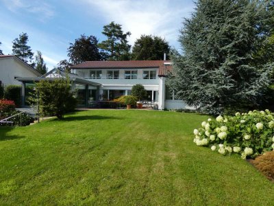 Traumvilla mit Schwimmhalle, Sauna, Aufzug, 2 Garagen, Parkgarten, Toplage Gerlingen-Waldsiedlung