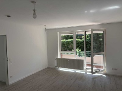 Schöne, ruhige, zentral gelegene, vollständig renovierte 2-Zimmer-Wohnung mit Balkon, maklerfrei