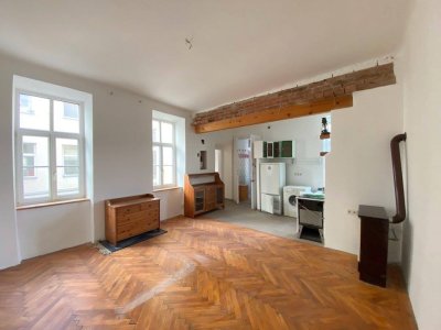 ALTBAU-WOHNUNG zu SANIEREN, HOFRUHELAGE im 3. Stock!