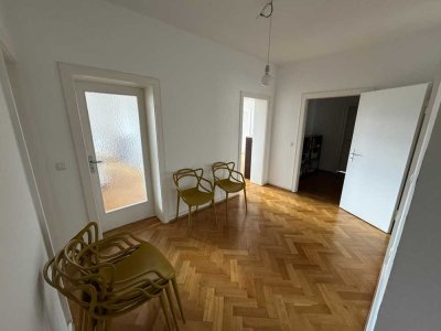 Stilvolle 5-Zimmer-Wohnung mit hohen Decken und Balkon