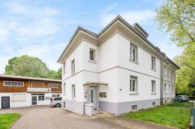 Vielseitiges Wohnen in Baden-Baden: Zwei Wohnungen in sanierter Doppelhaushälfte und großem Neben...