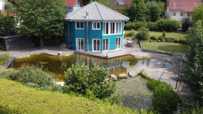 Wohnen am See – einzigartiges Einfamilienhaus in Achteckform mit Natur-Schwimmteich und ganz viel Le