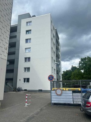 Schöne 4-Zimmer-Wohnung mit Balkon und Einbauküche in Neuss