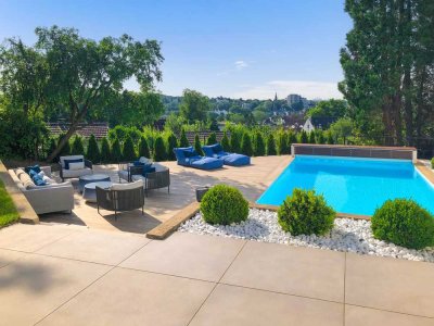 Erste Adresse: 9-Zi-Bungalow mit Panoramablick!  Parkgrdst. ca. 1.716 m². Pool. 2 Garagen.