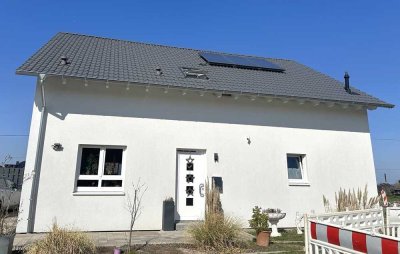 Junges Einfamilienhaus im Grünen mit viel Platz für die Familie