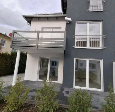 Stilvolle Doppelhaushälfte mit Einbauküche in Herzen von Straubing
