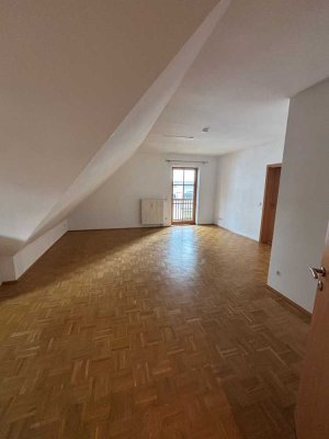 Wunderschöne 2-Zimmer-Dachgeschoss-Wohnung mit Balkon und Einbauküche in Kirchseeon