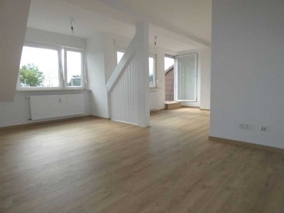 *** Charmante DG-Wohnung mit Dachbalkon sucht neue Bewohner! ***
