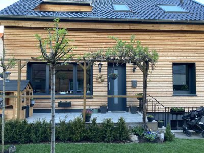 Geschmackvolle 3-Raum-Hochparterre-Wohnung mit Terrasse und Einbauküche in Homburg