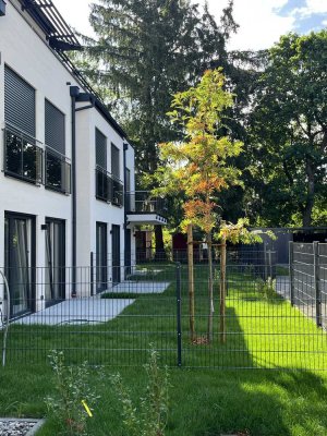 NEUBAU: Sonnige und zentrale 2-Zi Gartenwohnung mit Küche, Einzelstellplatz, 3min fussläufig S-Bahn
