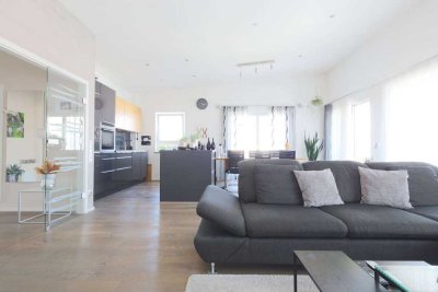 Moderne und helle 2,5-Zi.-Penthouse-Wohnung mit großzügiger Dachterrasse und malerischer Aussicht