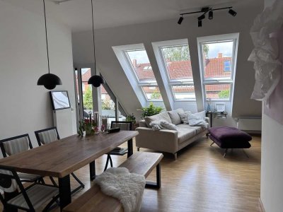 Lichtdurchflutete 2,5-Raum-DG-Wohnung, luxuriöse Innenausstattung, EBK & Süd/Westbalkon