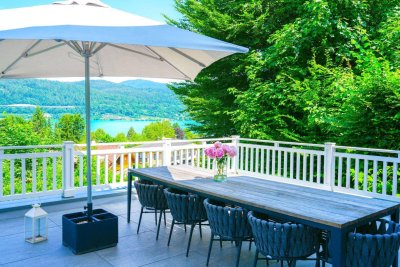 TRAUMHAUS mit 700 qm Strandbereich samt mit Pool in idyllischer Waldrandlage am WÖRTHERSEE