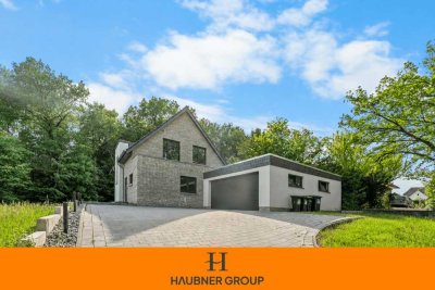 Modernes Familienhaus mit Doppelgarage und Blick ins Grüne
