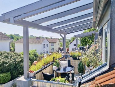 Charakter statt Standard: TOP-gepflegte Galeriewohnung mit Balkon, EBK + zwei Stellplätzen