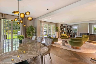 FAMILIENVILLA FÜR DESIGN LIEBHABER MIT LUXURIÖSER INNENAUSSTATTUNG UND TRAUMHAFTEM GARTEN