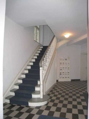 In Rheinnähe: Stadtwohnung im denkmalgeschützten Altbau