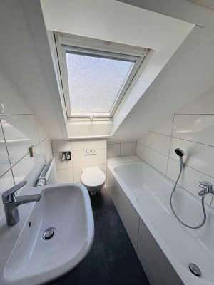 Gepflegte 2-Zimmer-Dachgeschosswohnung mit modernisiertem Bad und Stellplatz