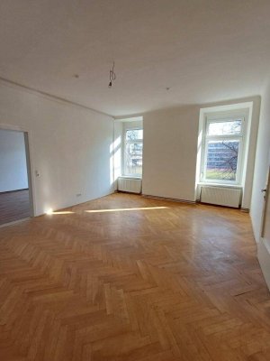 SANIERTE SONNIGE ALTBAUWOHNUNG IN RUHELAGE - BLICKRICHTUNG SPORTPLATZ GYMNASIUM UND SCHLOSSBERG- ZWEI ZIMMER MIT OFFENER WOHNKÜCHE - PARKPLATZ IM INNENHOF!