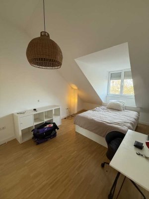 Möblierte 2-Zimmer-Dachgeschosswohnung in München-Schwabing – befristete Untervermietung