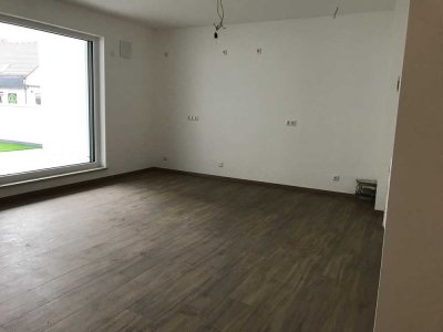 Neuwertige Wohnung mit zwei Zimmern und Balkon in Landshut
