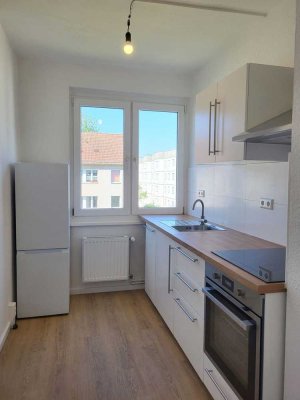 **Kernsanierte 3-Raumwohnung mit neuer Einbauküche** + Tageslichtwannenbad + Garagenanmiet. möglich