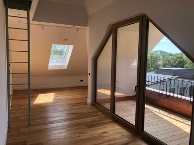 Erstbezug nach Sanierung mit Balkon: Stilvolle 2-Raum-Penthouse-Wohnung mit geh. Innenausstattung
