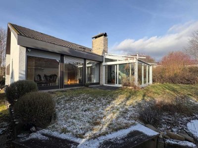 Außergewöhnliches Einfamilienhaus im Split-Level-Stil mit Garten & Wintergarten